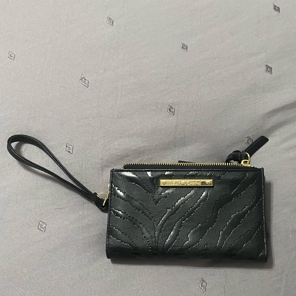 Betsey Johnson wristlet in EUC. Holds cellphone.